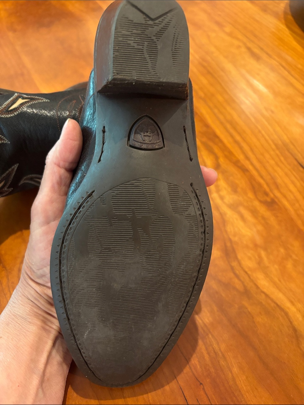 Women’s Black Leather Ariat mules
Size 8-8.5 or 39 - Picture 7 of 8